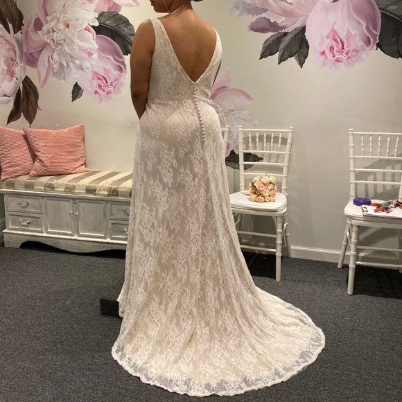 PLUS SIZE WTOO WEDDING GOWN! - Picture 3 of 6